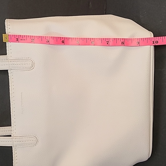 Liz Clairborne Bucket Purse White with Beige Lining and a Separated inside - Picture 14 of 15